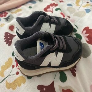 US size 3 new balance shoes babies.